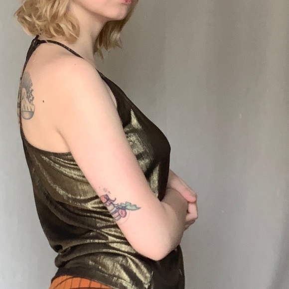 r 3/20$⭐️Gold tank top - Picture 3 of 8